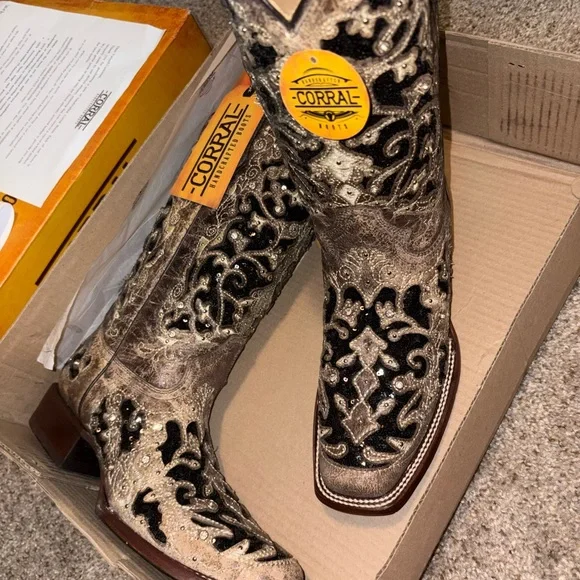 Corral Women's Intricate Black and Cream Heeled Boots - Picture 5 of 7